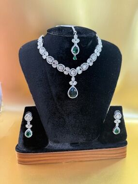 Elegant Silver-Tone Necklace and Earring Set with Emerald Green Teardrop Accents